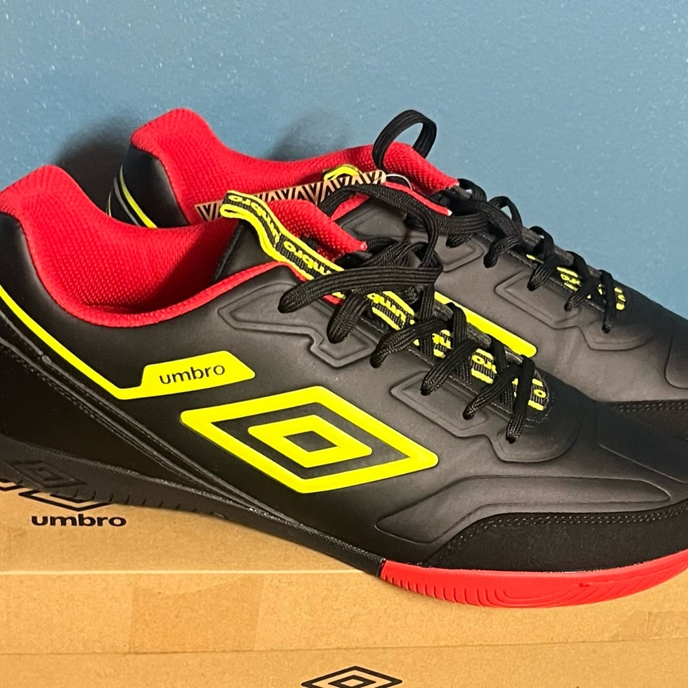 Umbro Cover IC Indoor Soccer Sneakers Sz 12 Black Red w Neon Yellow Diamond Logo
